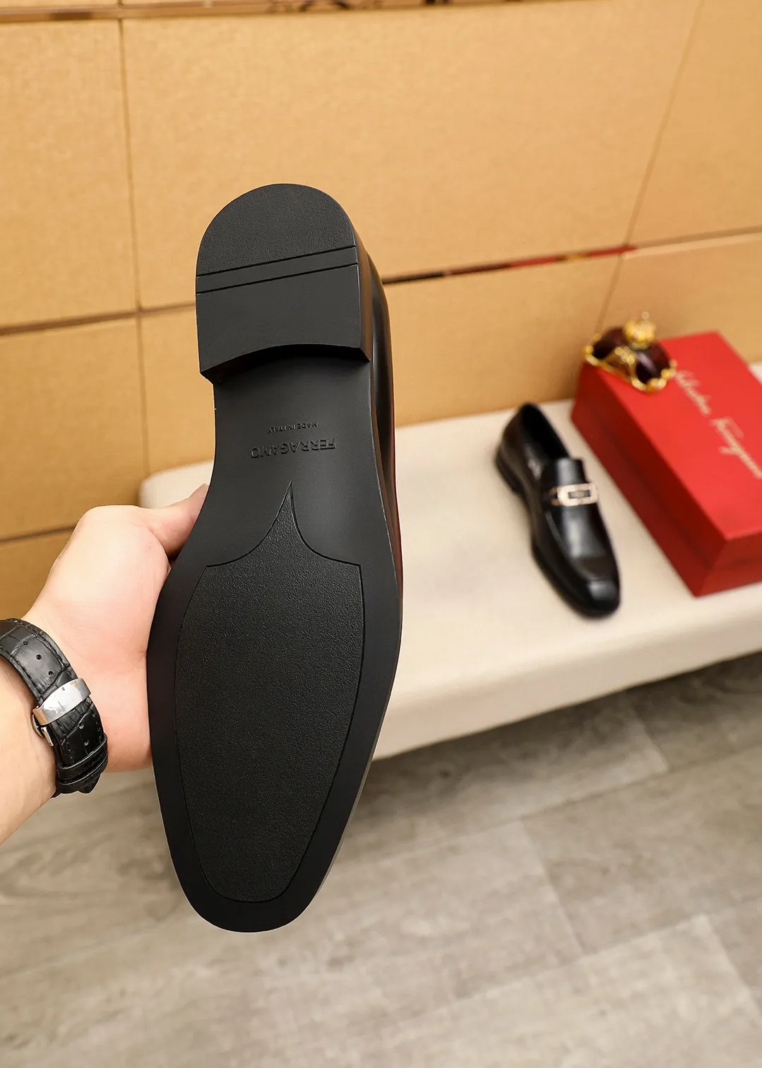 Men's shoes 💰480 💐 Product trademark: Ferragamo "Ferragamo" casual leather shoes Regular size: 38-44 (45.46🉑️customized) Product materials: Selected imported first-layer open-edge beaded cowhide leather upper + luxury hardware buckle, imported water-dyed cowhide leather lining. Strong three-dimensional visual effect, original rubber outsole Color: 1⃣️color optional
